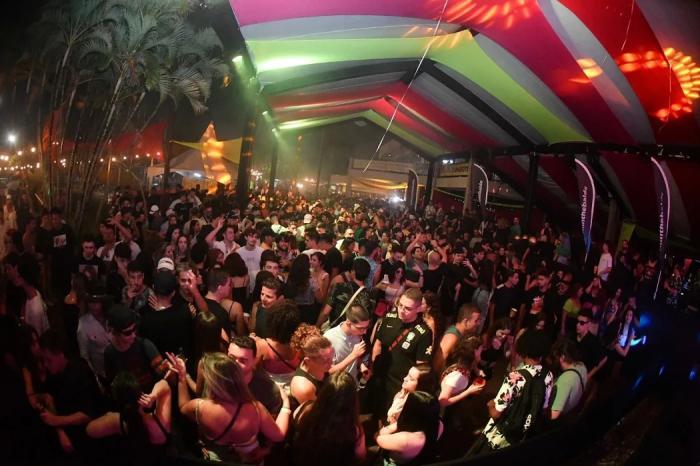 Noite de sábado no Santa Rita reúne elegância, alegria e pista lotada no auge do Carnaval 2026