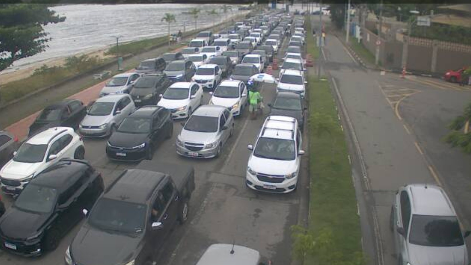 Turistas enfrentam até 10 horas de fila após paralisação da balsa entre São Sebastião e Ilhabela por causa de ventos fortes
