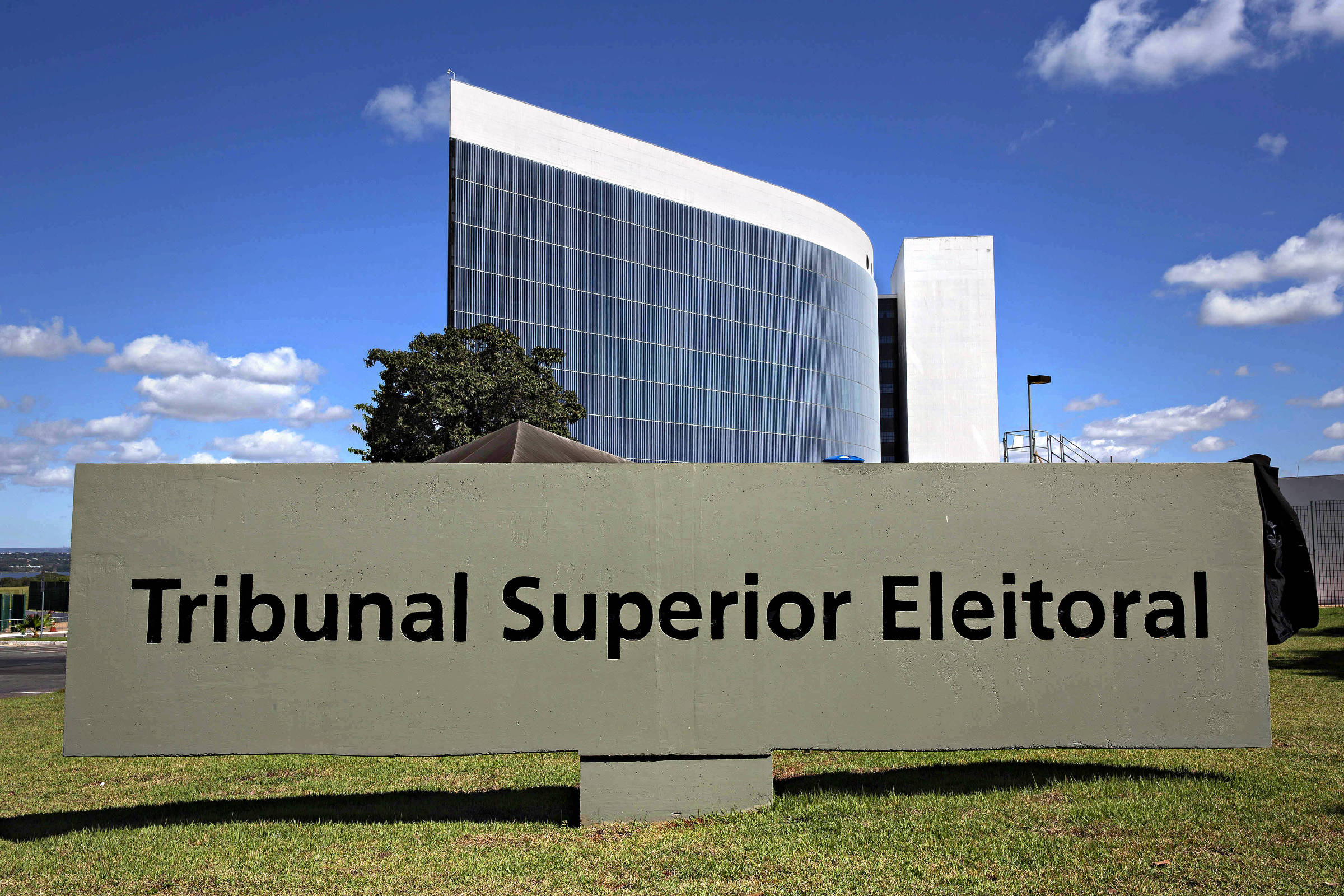 TSE se aproxima da eleição de 2026 com mistério sobre suspensão de perfis de 2022