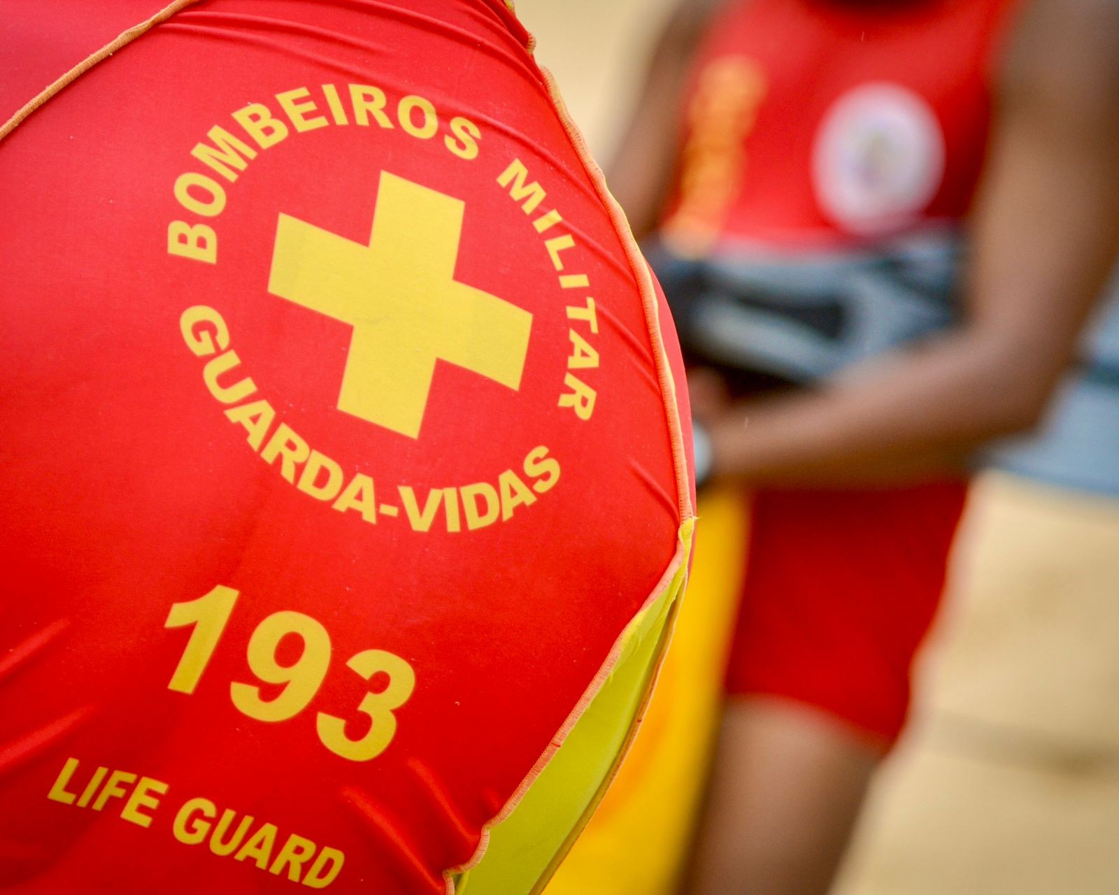 Bombeiros fazem buscas por jovem que desapareceu no mar ao tentar ajudar mulher arrastada por onda em São Sebastião