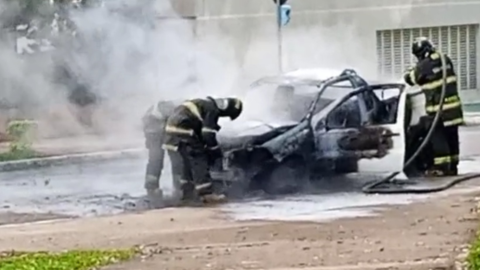 Carro pega fogo e mobiliza bombeiros no Jardim Aquarius, em São José
