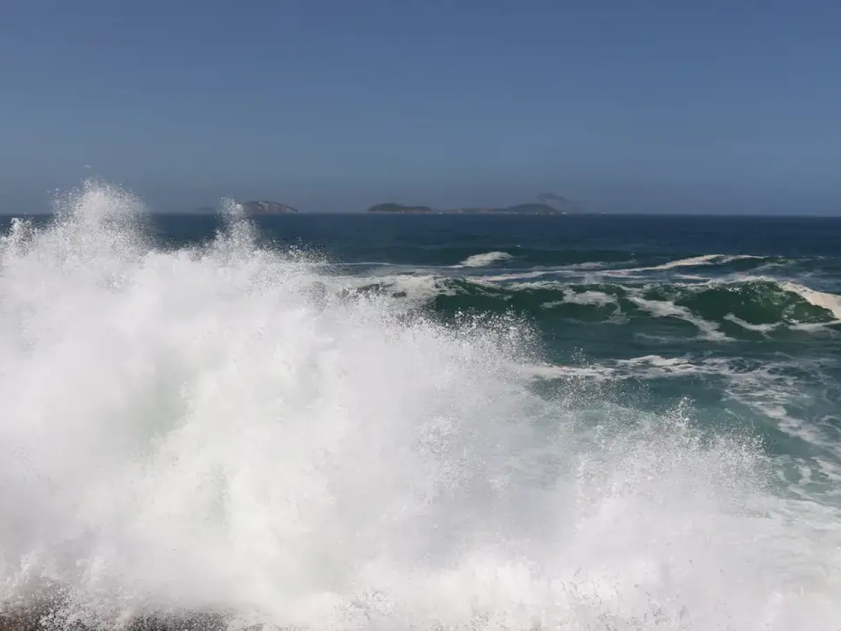 Marinha alerta para ondas de 3 metros e ressaca no Litoral Norte