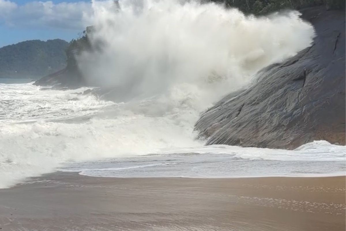 VÍDEO: Mar agitado provoca ondas fortes em Ubatuba e encobre praia em Ilhabela, no Litoral Norte