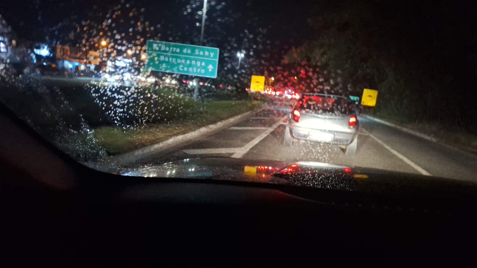 Pai e 3 crianças são atropelados em trecho sem iluminação em Cambury