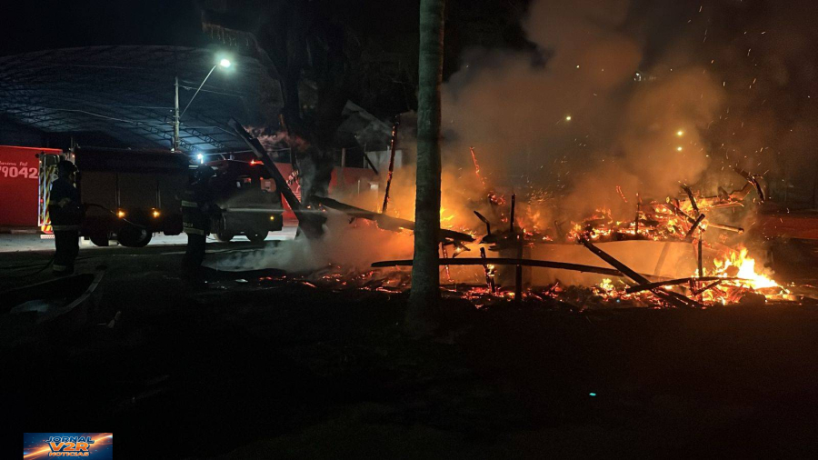 Incêndio destrói embarcação durante a madrugada em Caraguatatuba