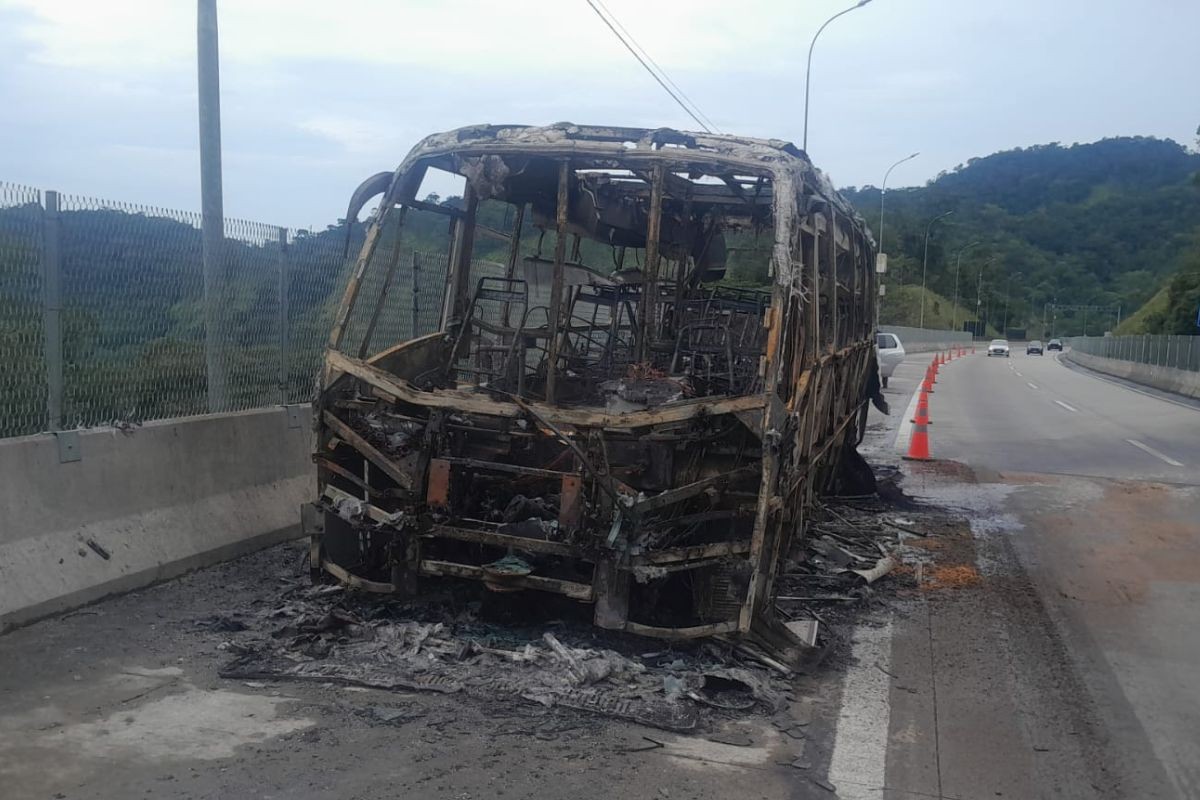 Micro-ônibus que pegou fogo e interditou túnel da Tamoios levava 23 estudantes para passeio em aeroporto