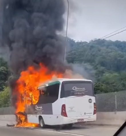 Ônibus pega fogo próximo a túnel da Rodovia dos Tamoios