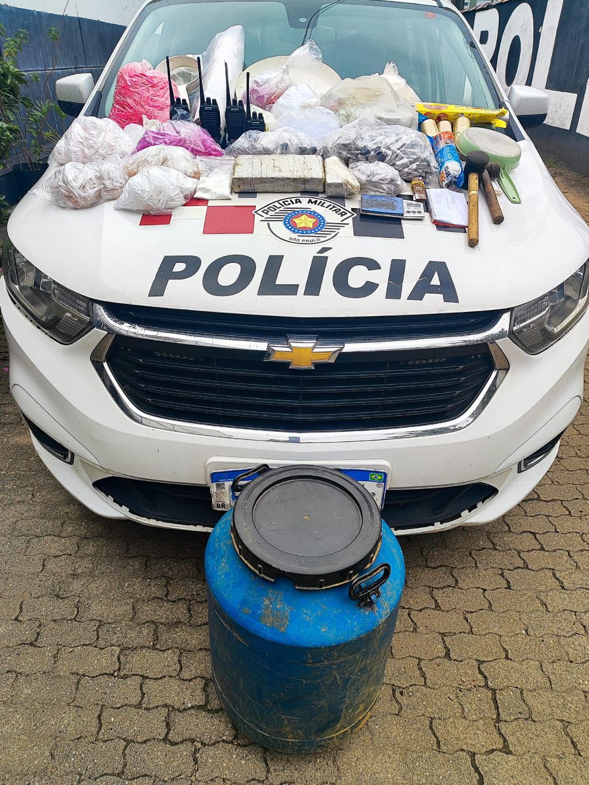 Polícia descobre esconderijo de traficantes em área de mata de Ubatuba e prende suspeito com tonel de drogas