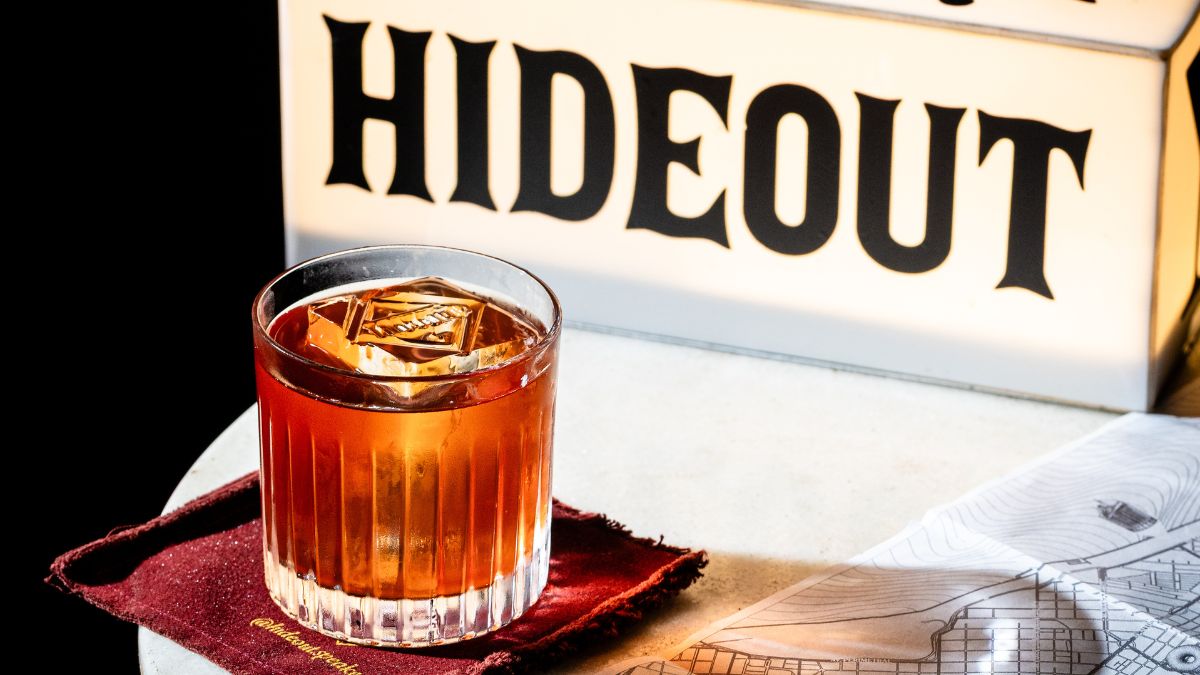 Vai vir à Santos? Conheça o bar de coquetéis Hideout Speakeasy no Gonzaga