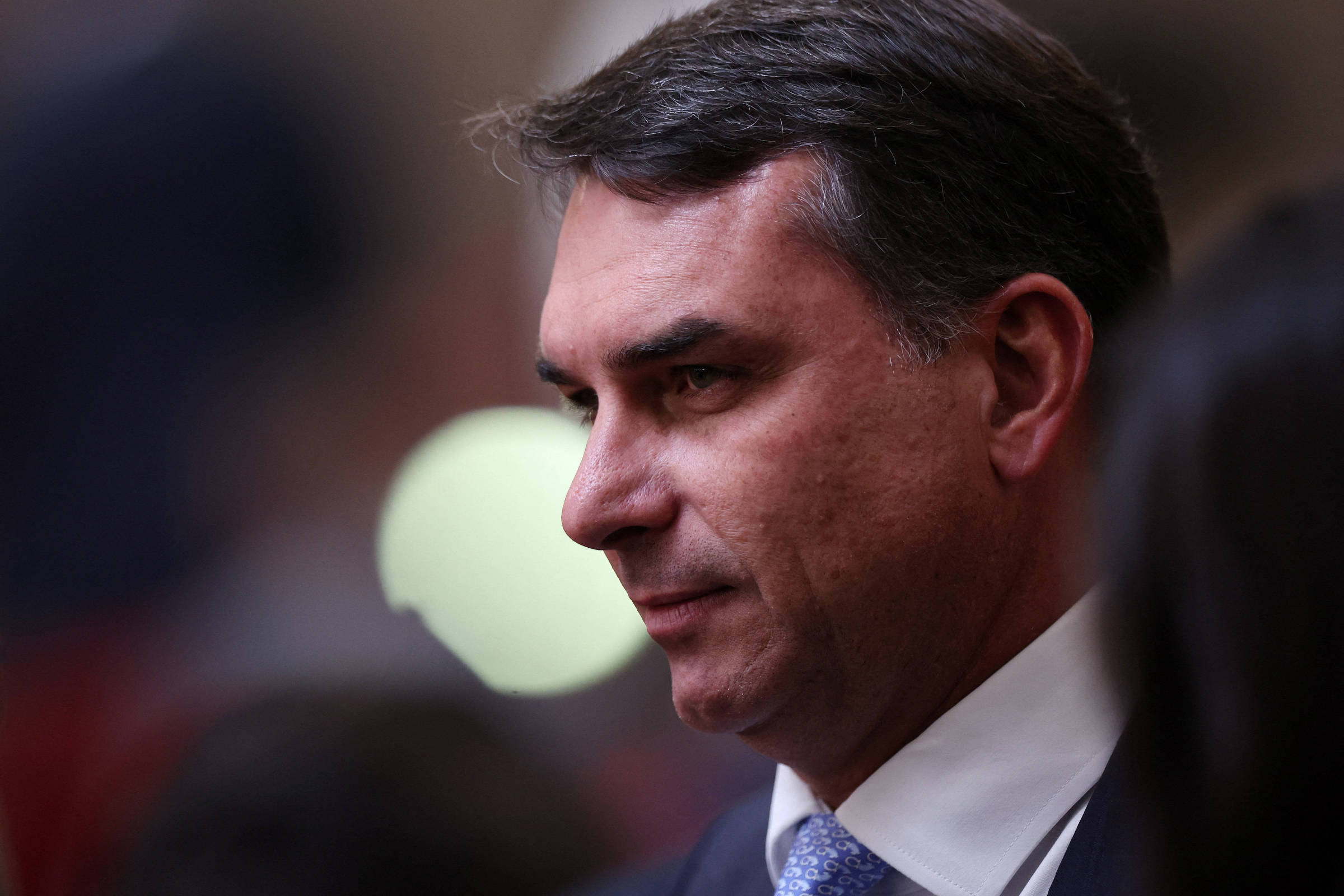Caso Vorcaro fura a bolha e pressiona Flávio Bolsonaro