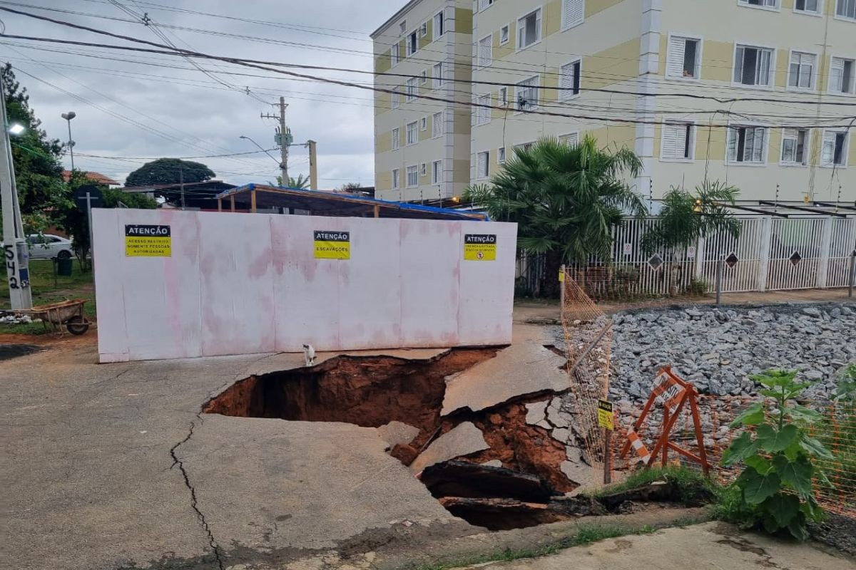 Cratera que interditou prédio e casas avança com novas rachaduras, em rua de São José dos Campos; veja vídeo
