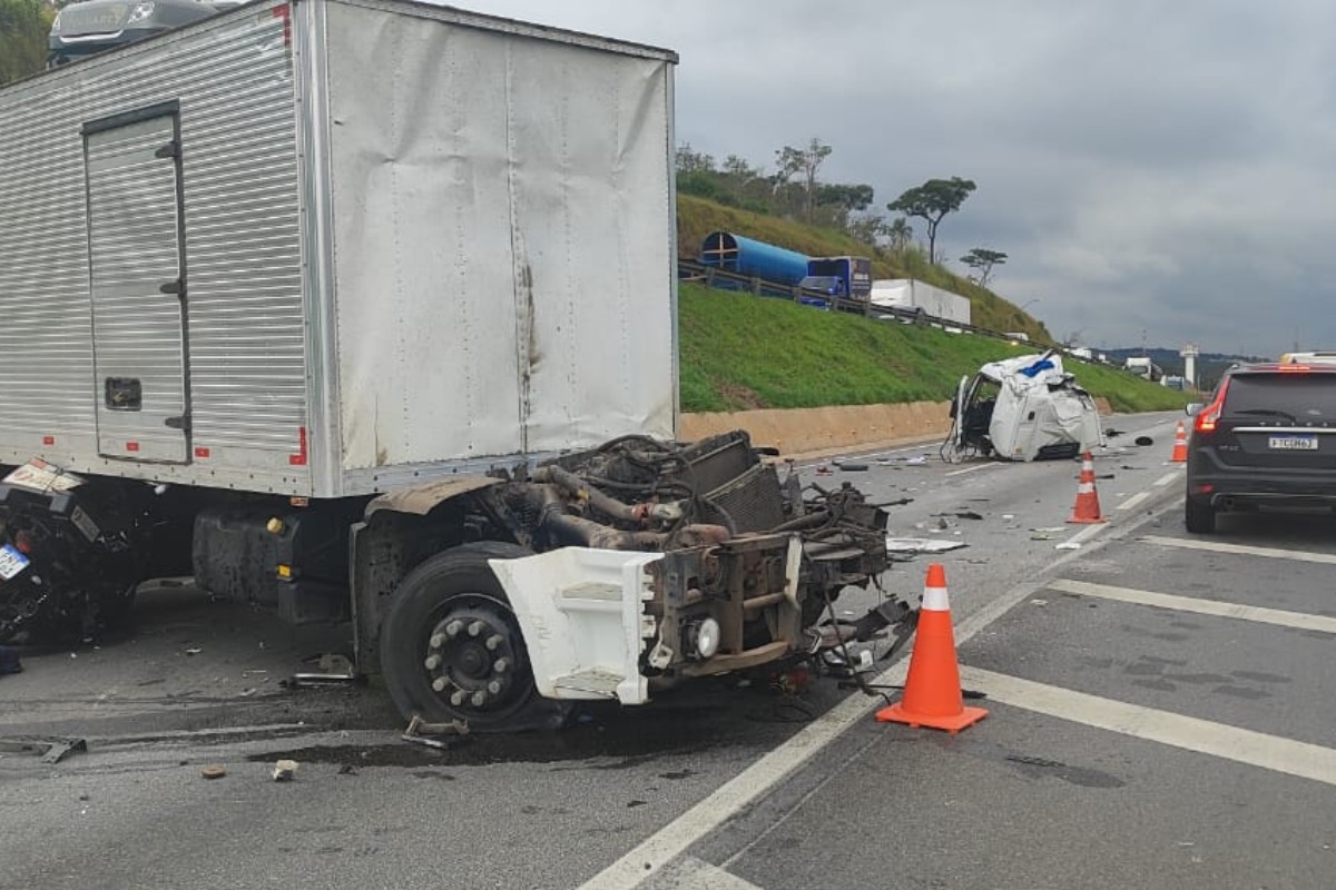 Batida entre três caminhões e moto deixa feridos e interdita faixas da Fernão Dias, em Bragança Paulista