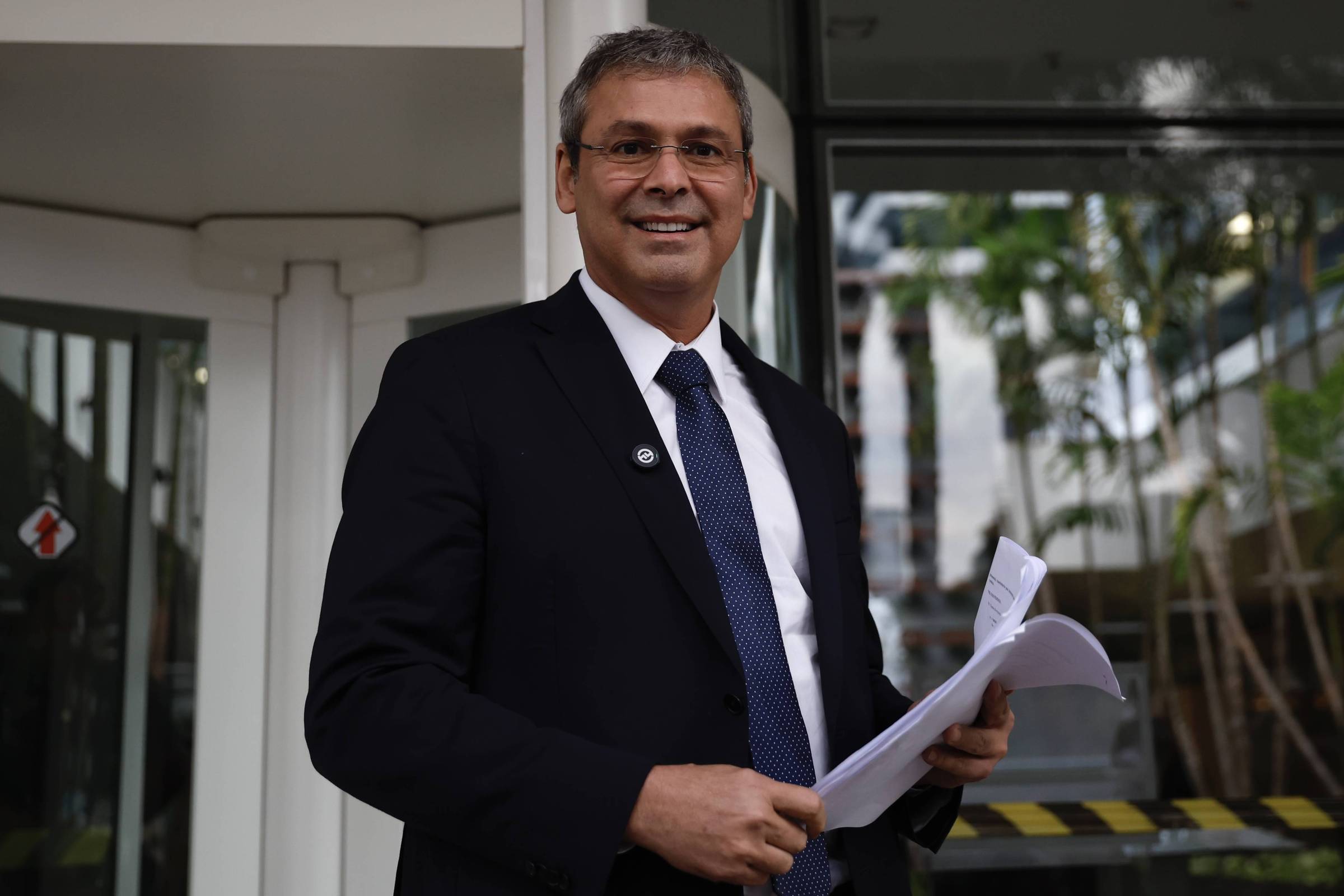 Lindbergh pede inclusão de Flávio e Jair Bolsonaro em inquérito que mira ação de Eduardo nos EUA
