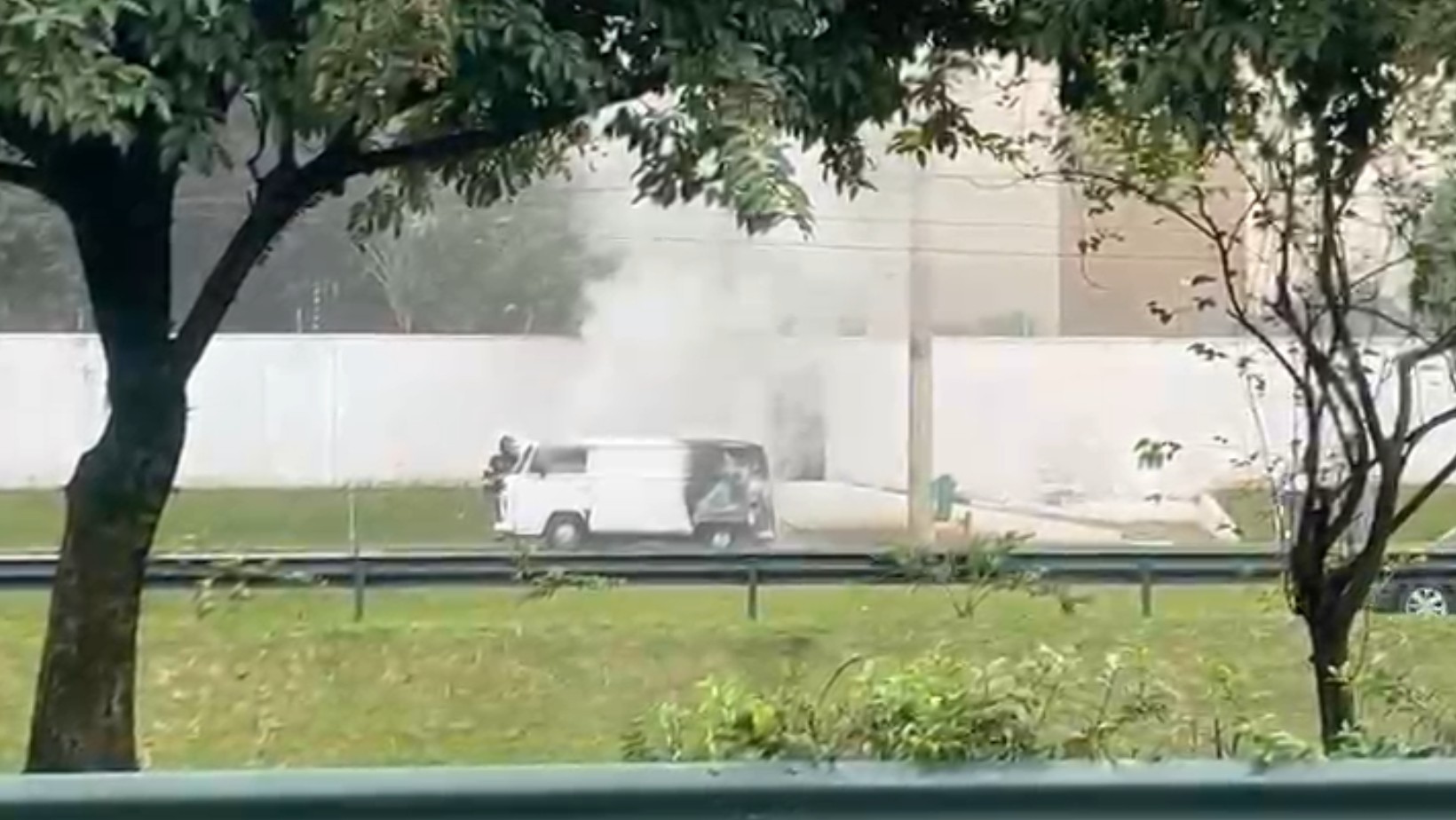 Kombi pega fogo na avenida Jorge Zarur e mobiliza bombeiros em São José dos Campos