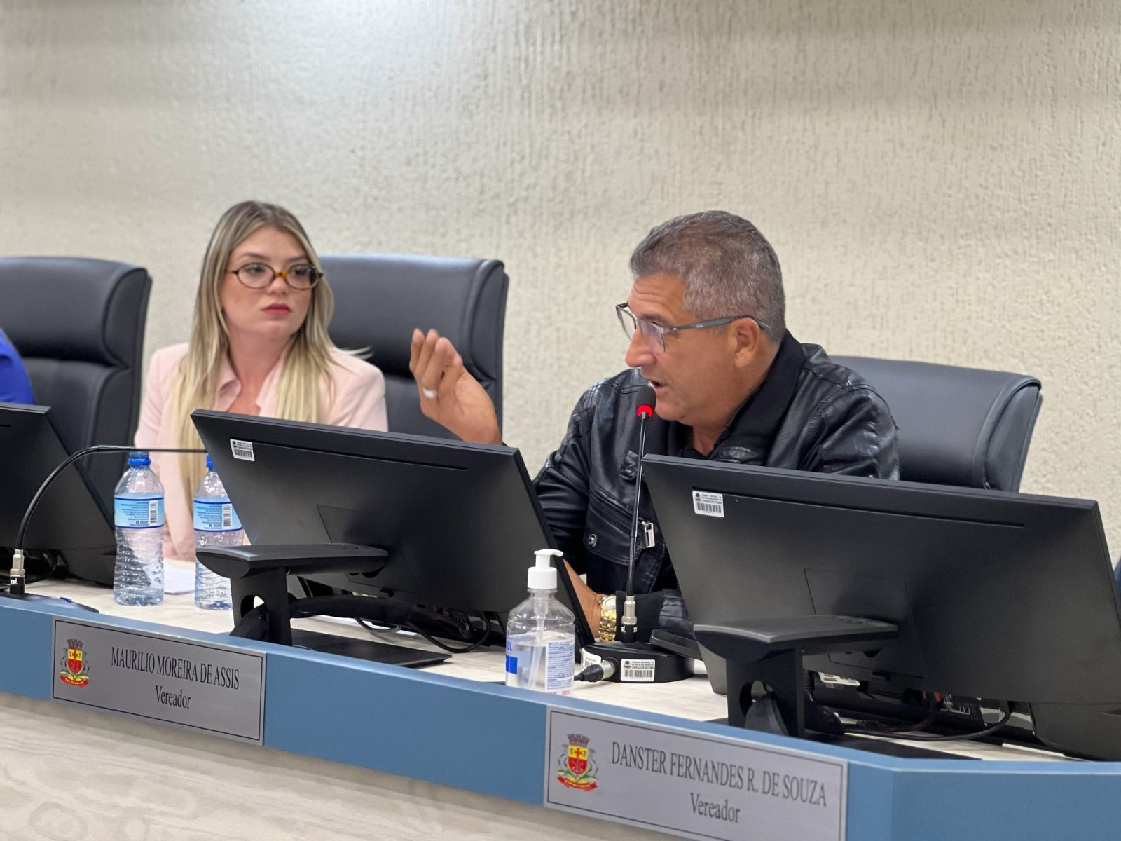 Câmara de Caraguatatuba aprova lei que garante vagas para mulheres vítimas de violência em contratos públicos