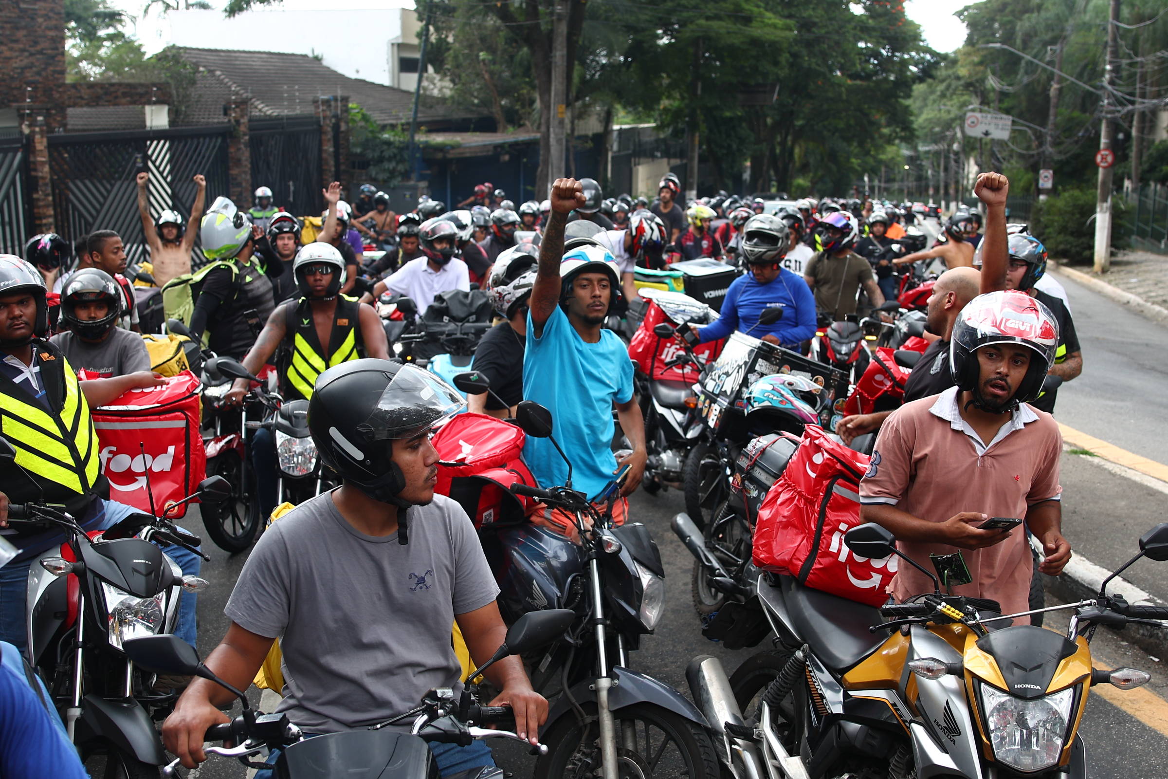 Motociclistas falam em retrocesso e precarização sobre MP que retira capacitação para motoboys