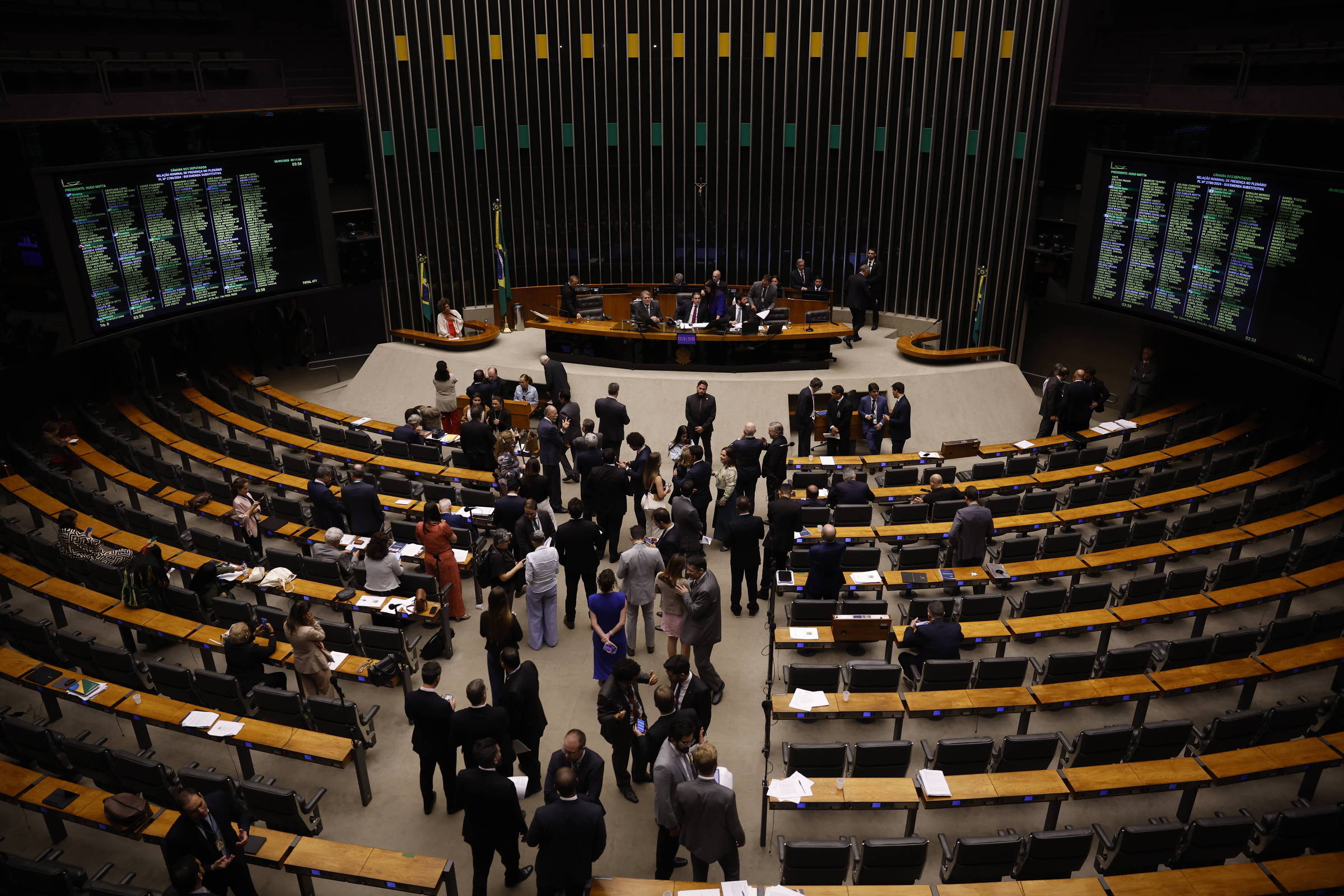 Malandragem de deputados tenta fazer o público de mané