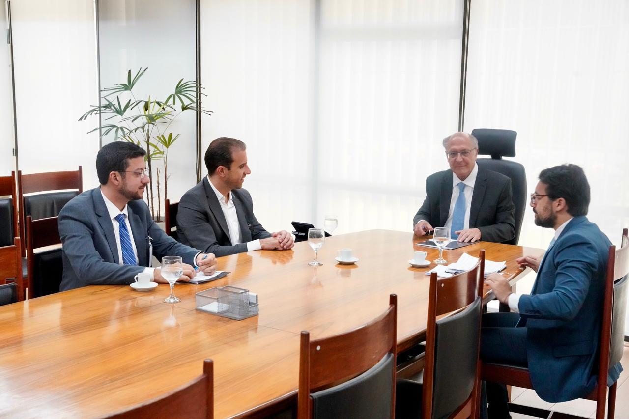 Prefeito de Caraguatatuba vai a Brasília e busca apoio de Alckmin para evitar paralisação da UTGCA