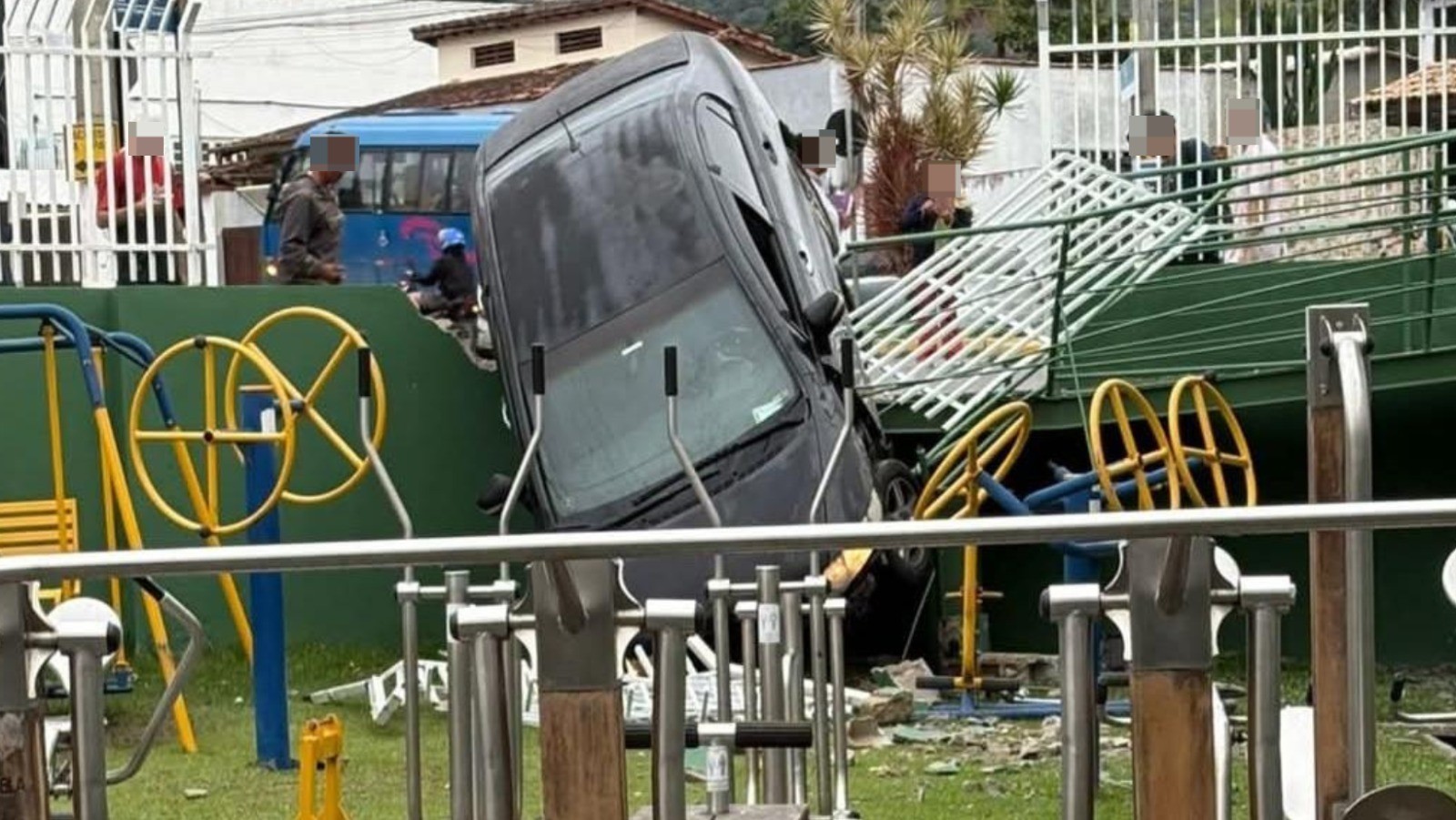 Carro perde o controle, derruba grades e invade área de academia ao ar de livre em Ilhabela