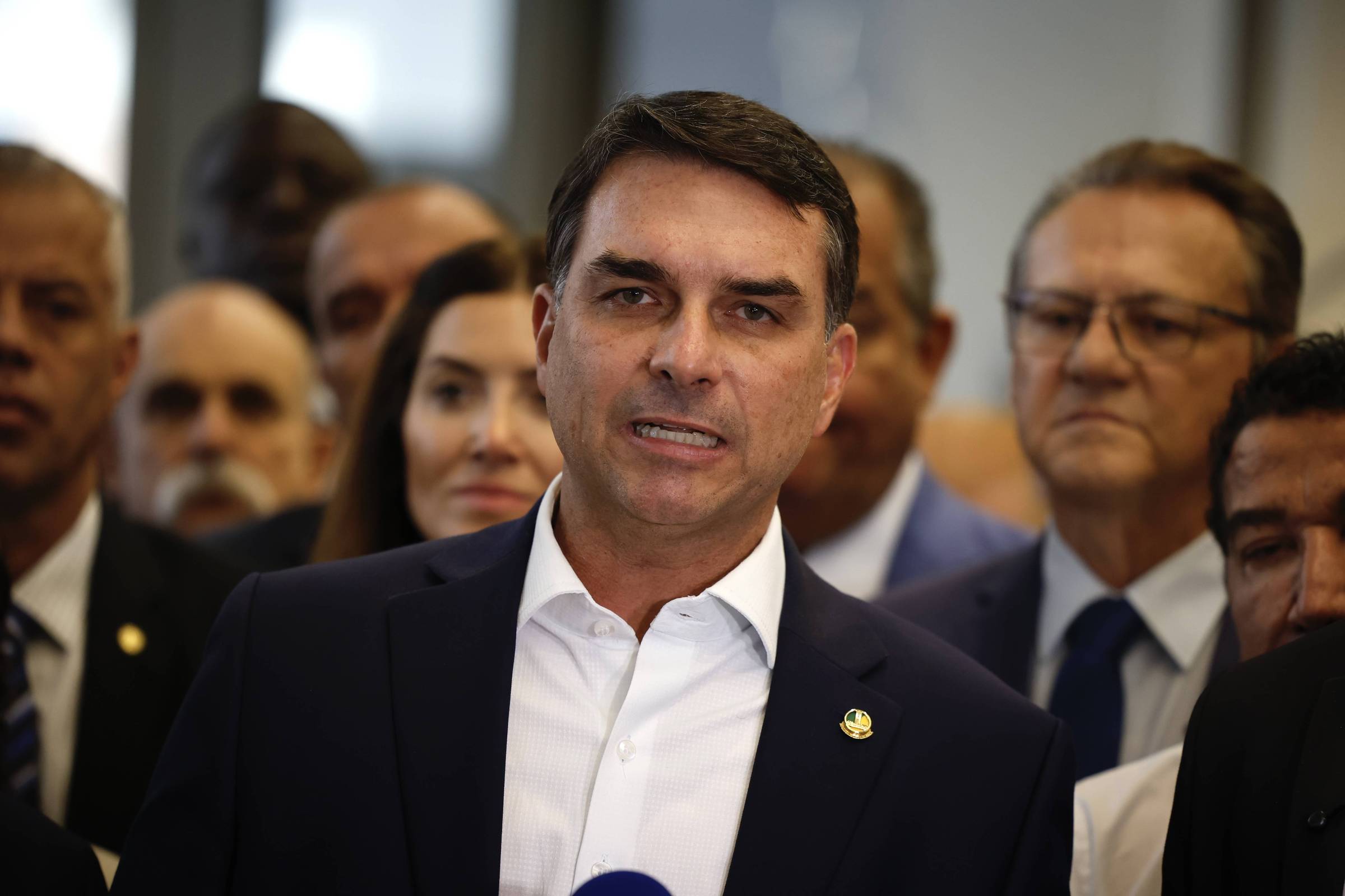 Flávio, entre a polícia e a política