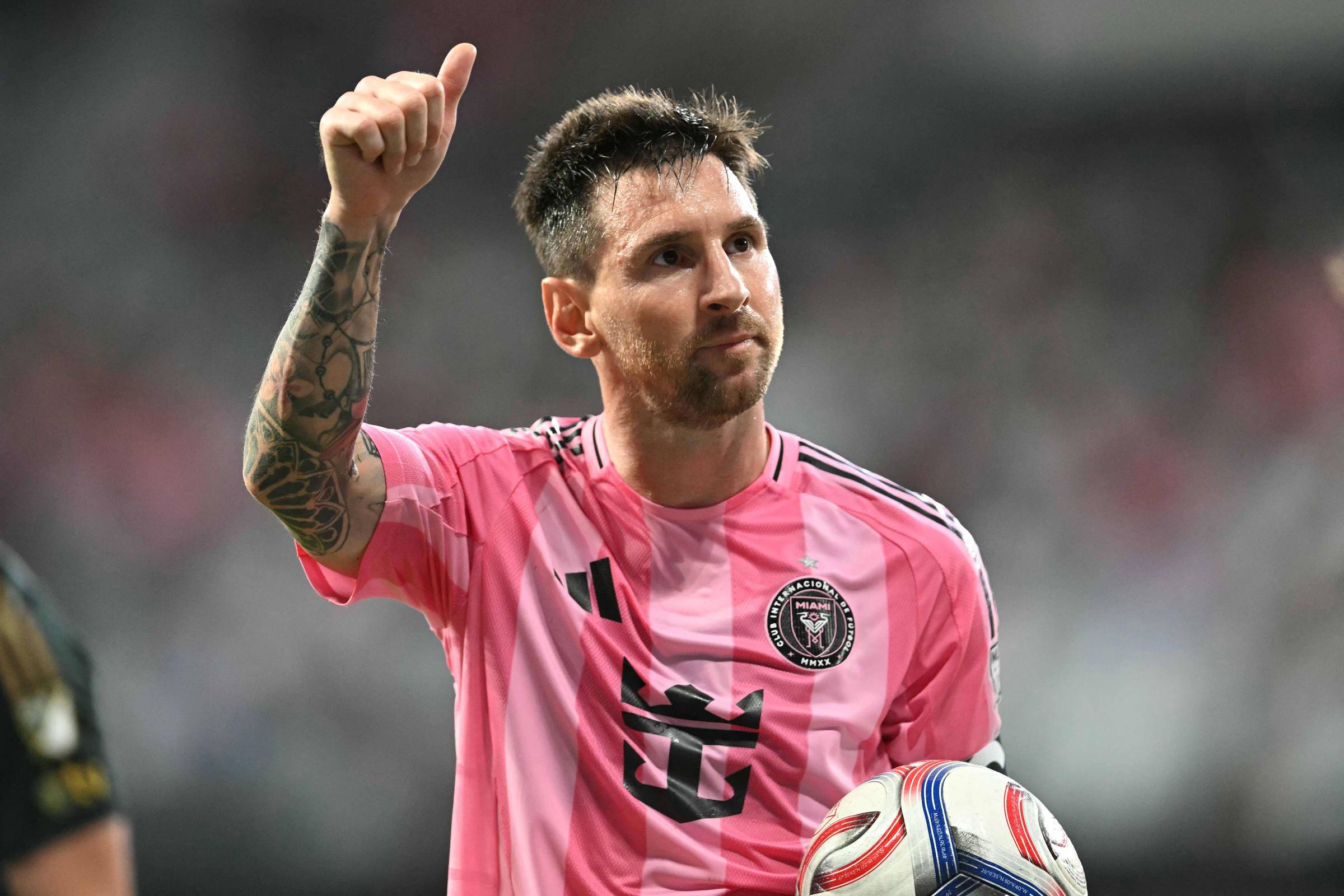 Messi se junta a Cristiano Ronaldo entre bilionários do futebol