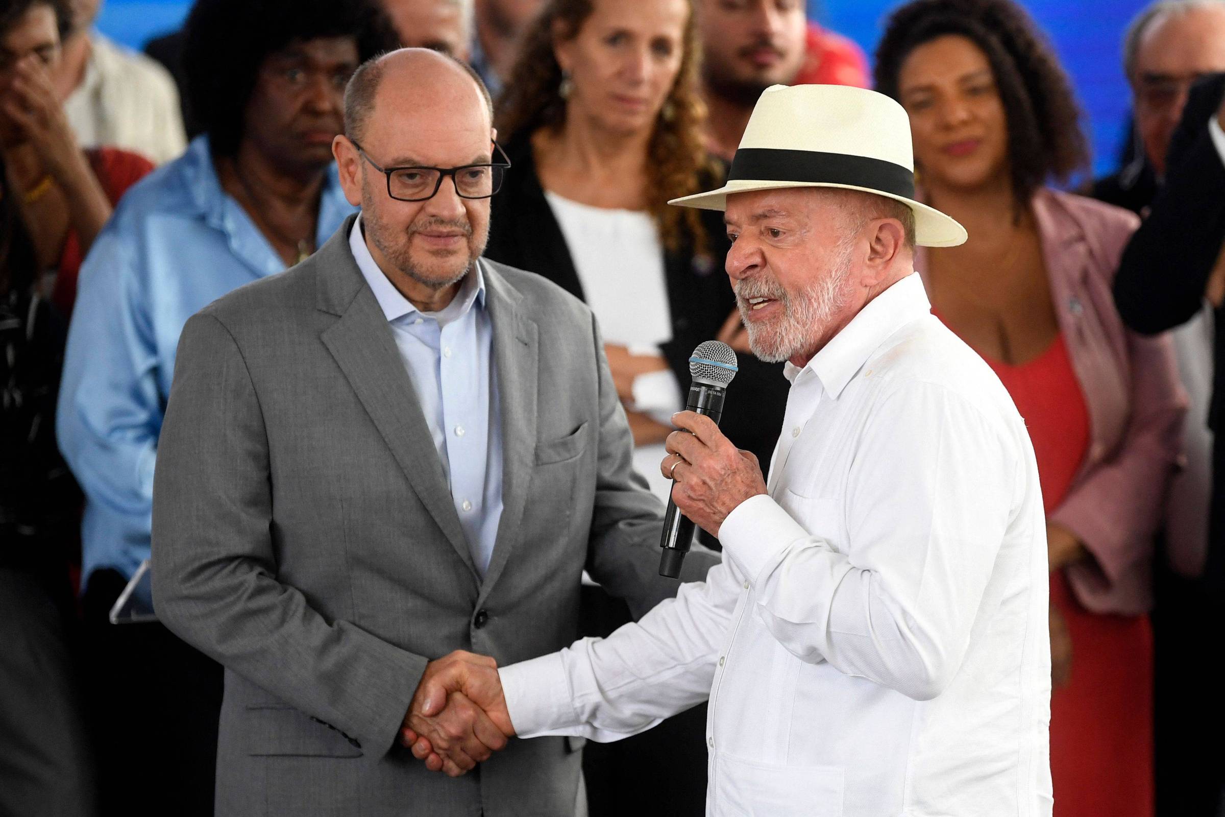 Trabalhe para prender ladrões que governaram o Rio, diz Lula a interino
