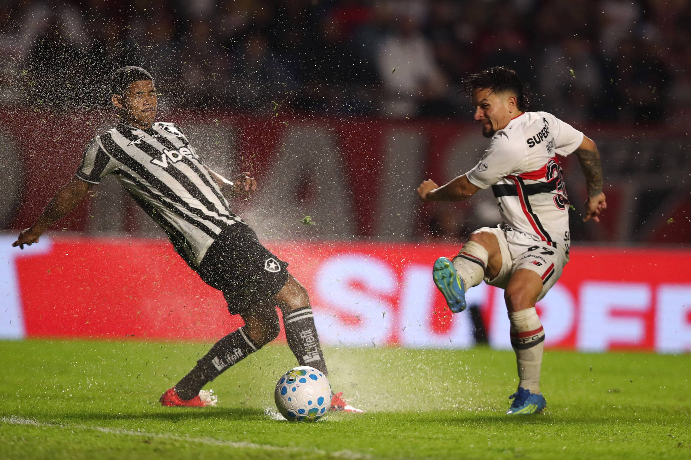 São Paulo toma empate do Botafogo aos 45 do segundo tempo e amplia série sem vitórias