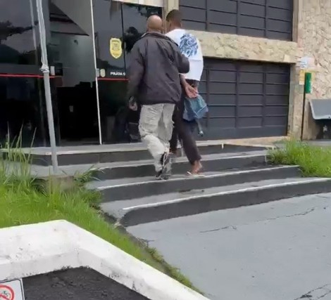 Polícia Civil prende dois homens por roubo contra motorista de aplicativo em Caraguatatuba
