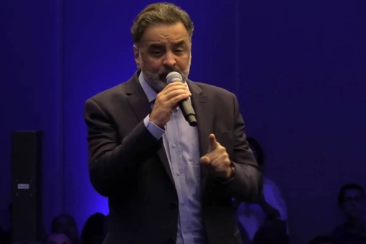Frente a Frente, programa da Folha e do UOL, entrevista Aécio Neves nesta segunda