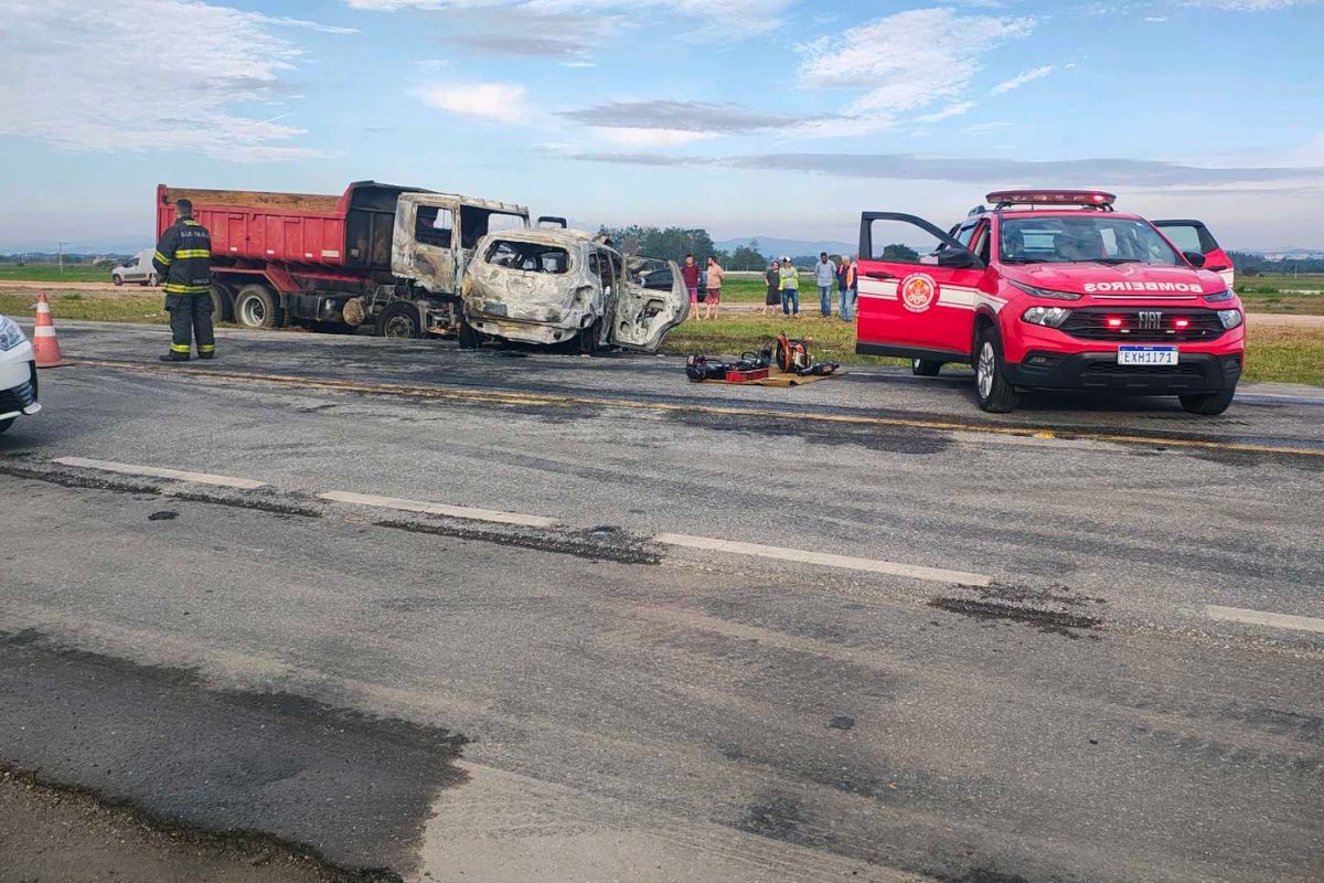 Acidente entre carros e caminhão deixa 3 mortos na Rodovia Floriano Rodrigues Pinheiro, em Tremembé