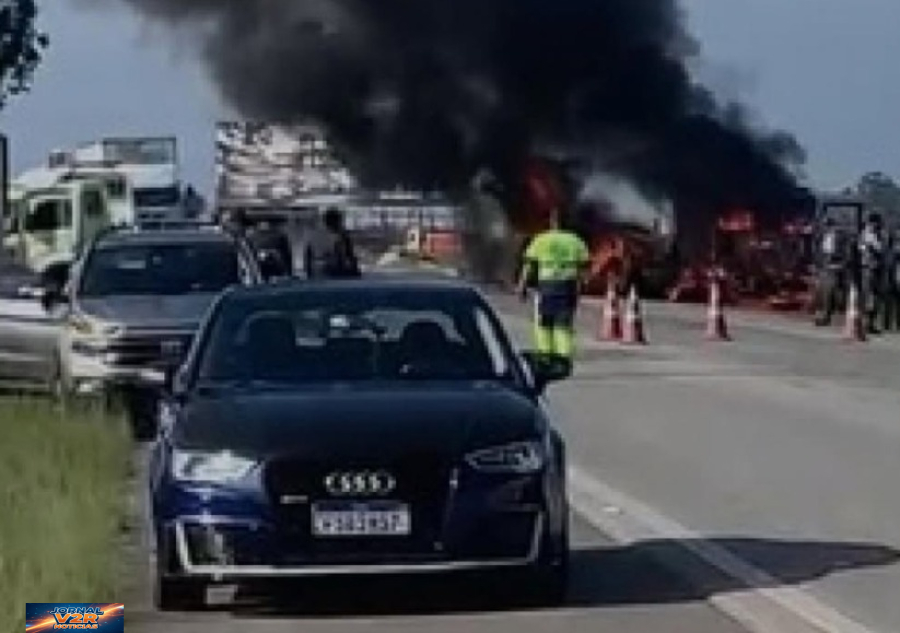 Tragédia na Floriano Rodrigues Pinheiro: policiais salvam vítimas de carro em chamas após colisão fatal em Tremembé