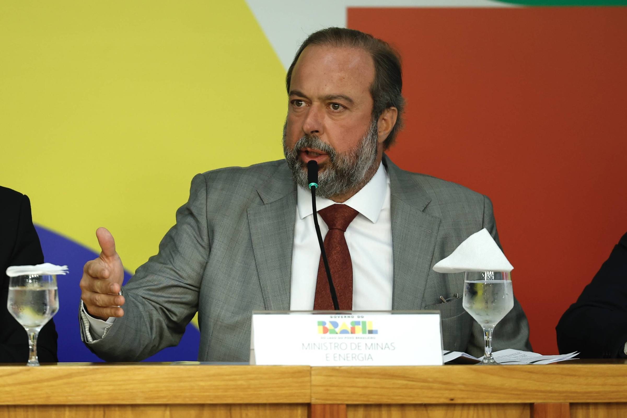 Silveira falta a audiência para explicar megaleilão de R$ 515 bi em energia e é convocado