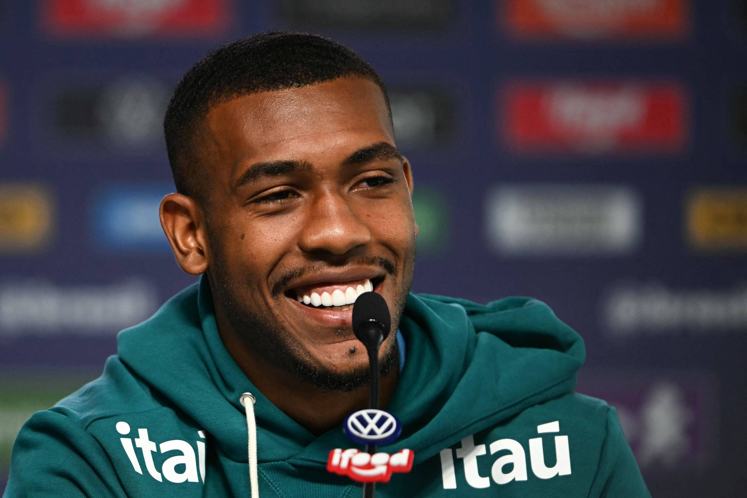 Matheus Cunha e Rayan sorriem a caminho de sua primeira Copa do Mundo