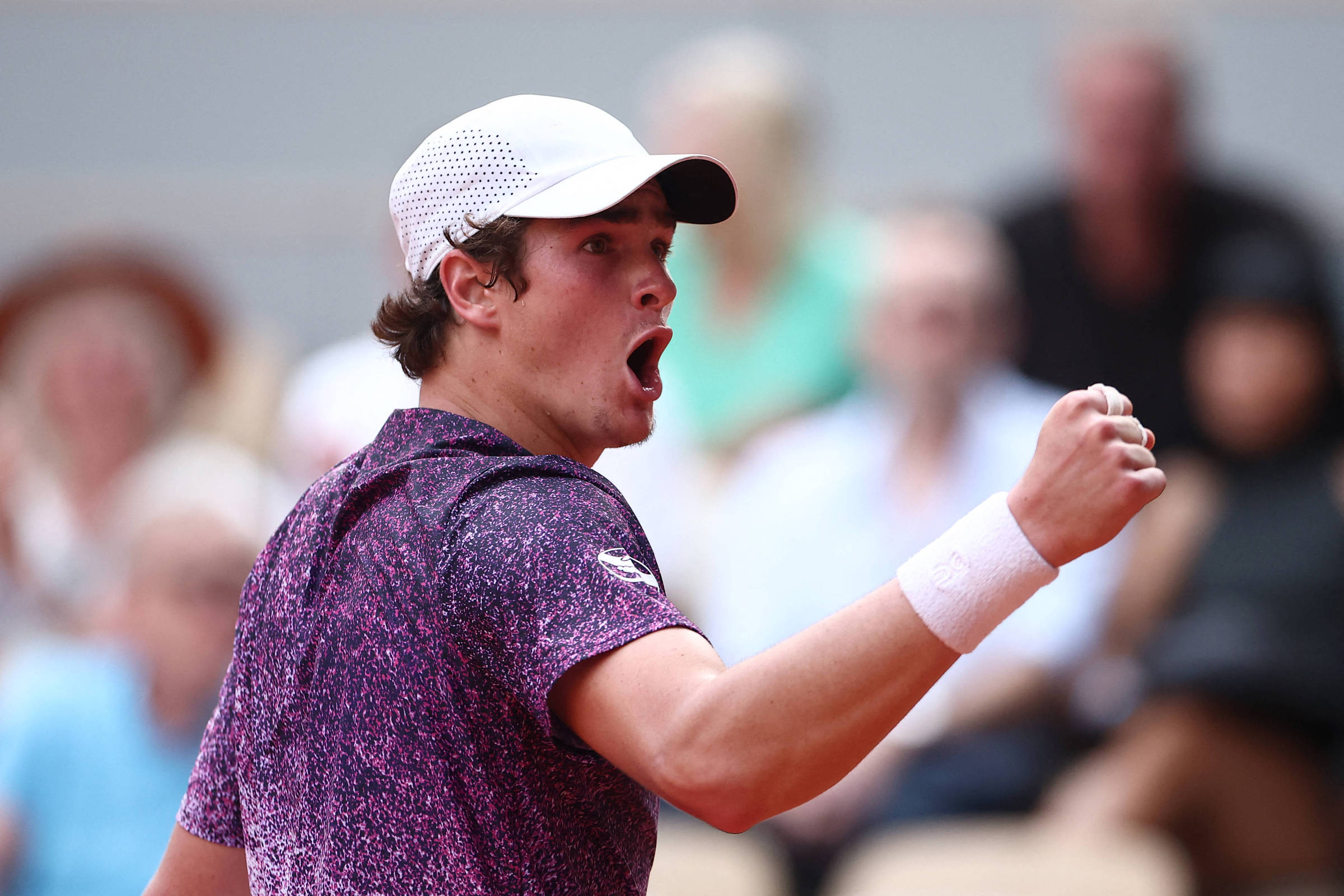 João Fonseca bate a lenda Djokovic em 5 sets e conquista maior resultado da carreira em Roland Garros