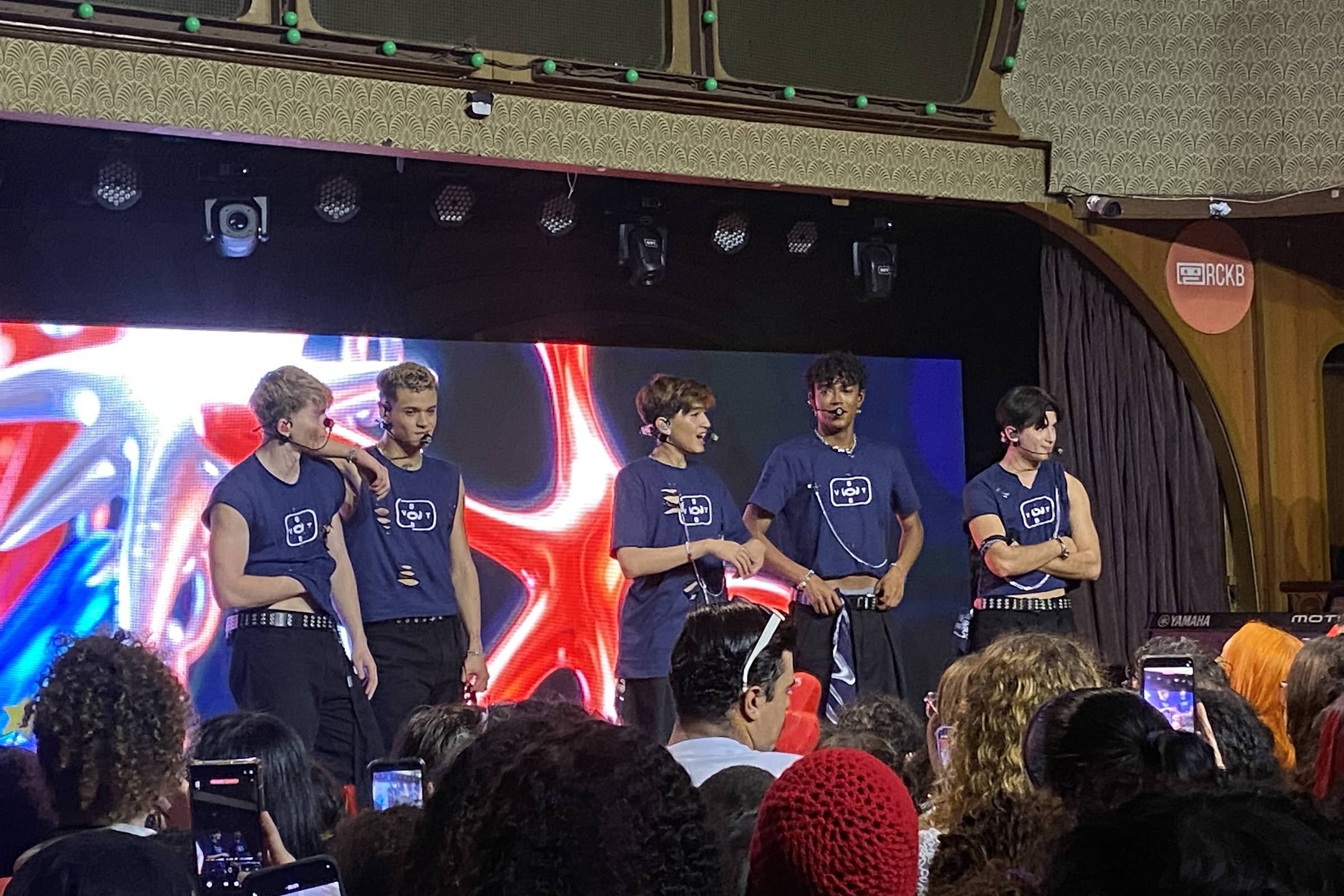 Santos Bravos canta em português, faz covers e dança com fã em show em SP