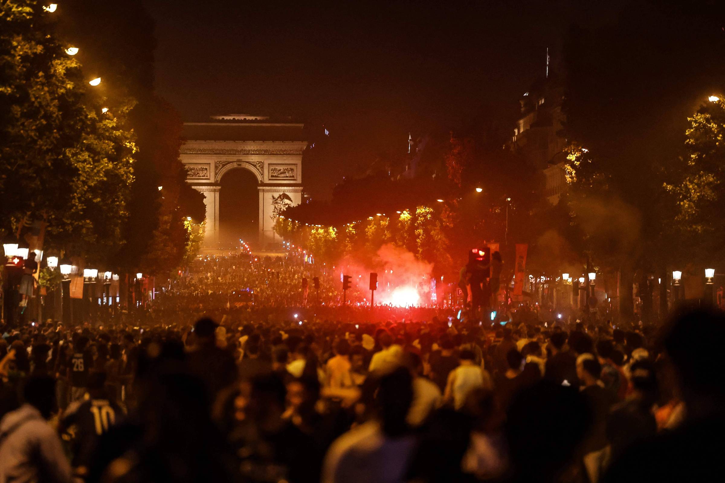 Polícia prende 416 pessoas na França após confrontos e quebra-quebra na festa do PSG
