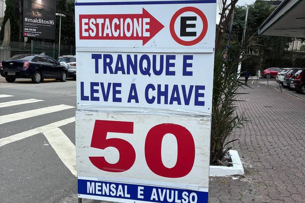 Estacionamentos perto da Feira do Livro fazem acordo para aumentar preços