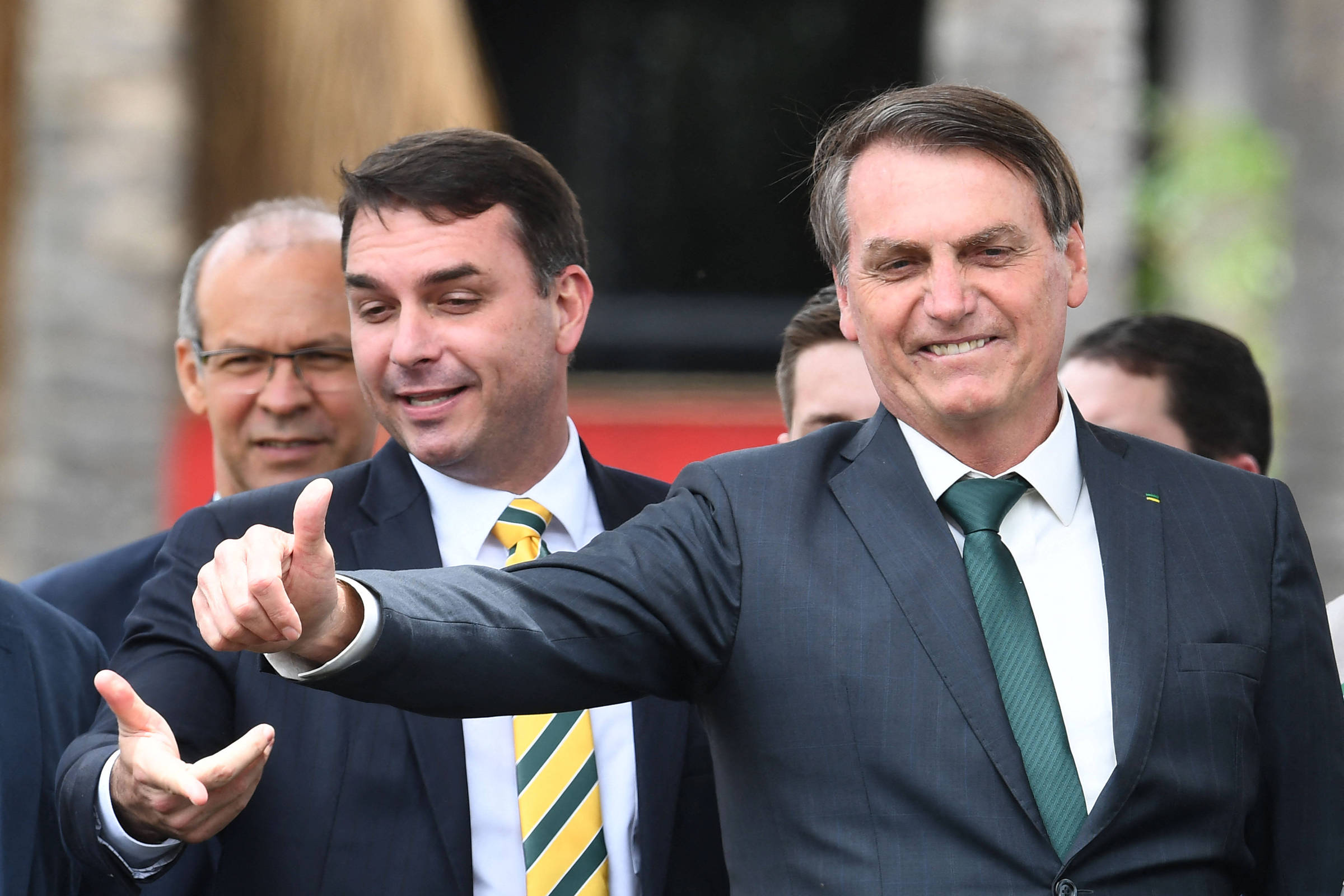 Clã Bolsonaro teve relação com suspeitos de envolvimento no crime organizado; relembre casos