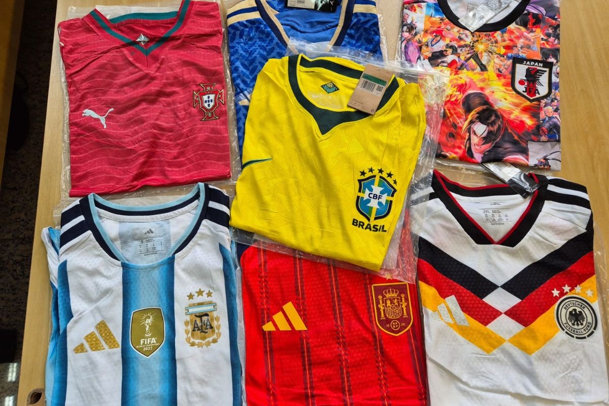 Camisas falsificadas apreendidas no Porto serão destruídas e podem ser transformadas em telhas; entenda
