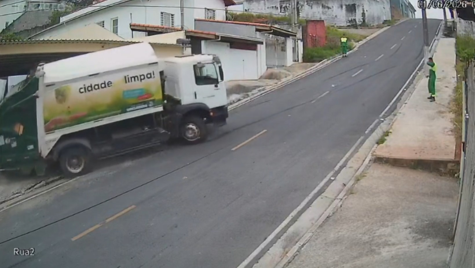 VÍDEO: Caminhão de coleta de lixo perde o freio e bate em portão de casa em Santa Branca