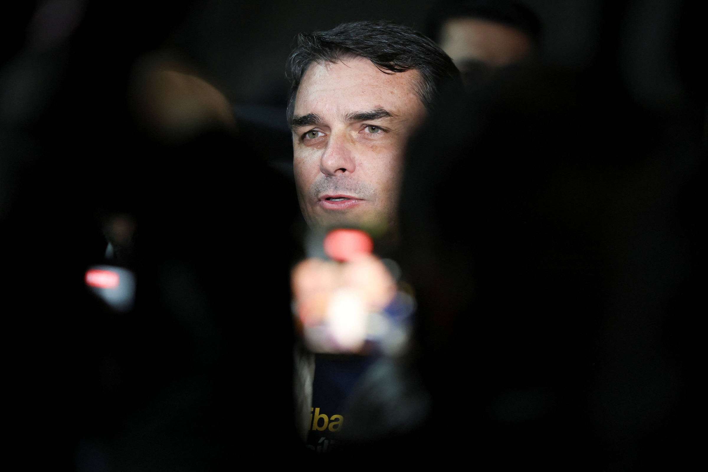 Flávio Bolsonaro diz que operação sobre produtora de 'Dark Horse' não tem 'nada a ver' com o filme
