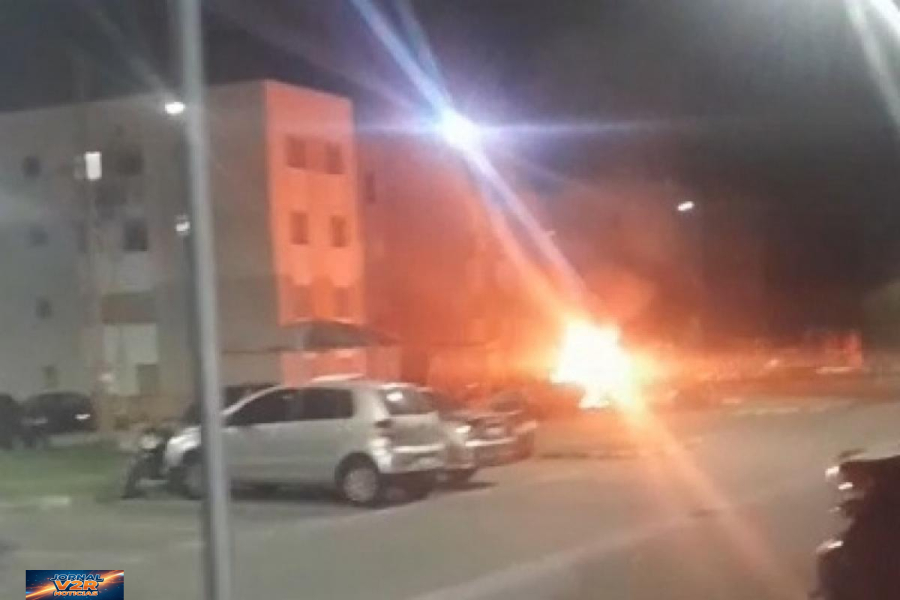 Incêndio destrói veículo dentro de condomínio residencial em Taubaté durante a madrugada