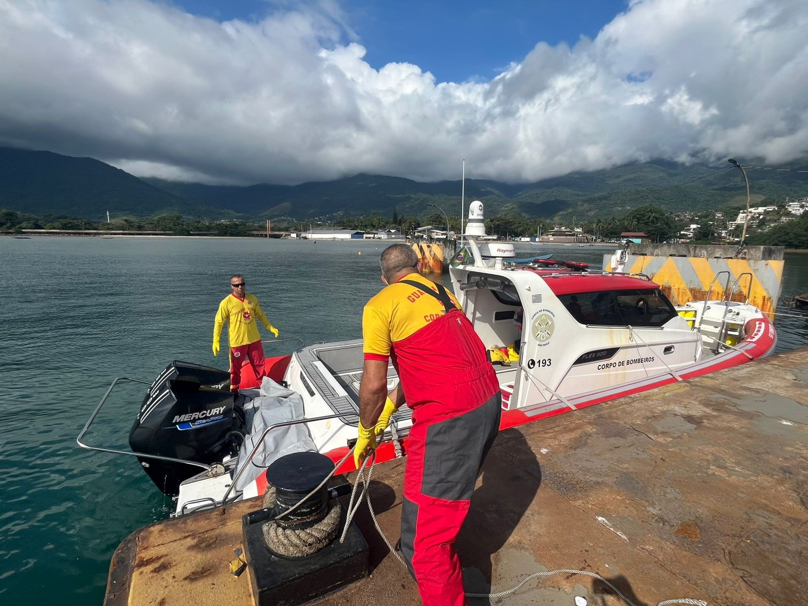 Corpo de homem é encontrado no mar durante operação de buscas por desaparecido em Ilhabela