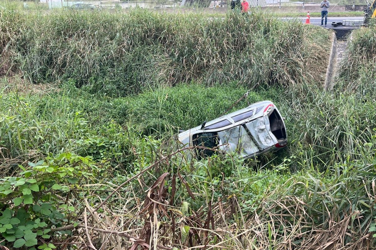 Homem que capotou carro com a filha de 7 anos na Via Dutra vira réu por tentativa de homicídio
