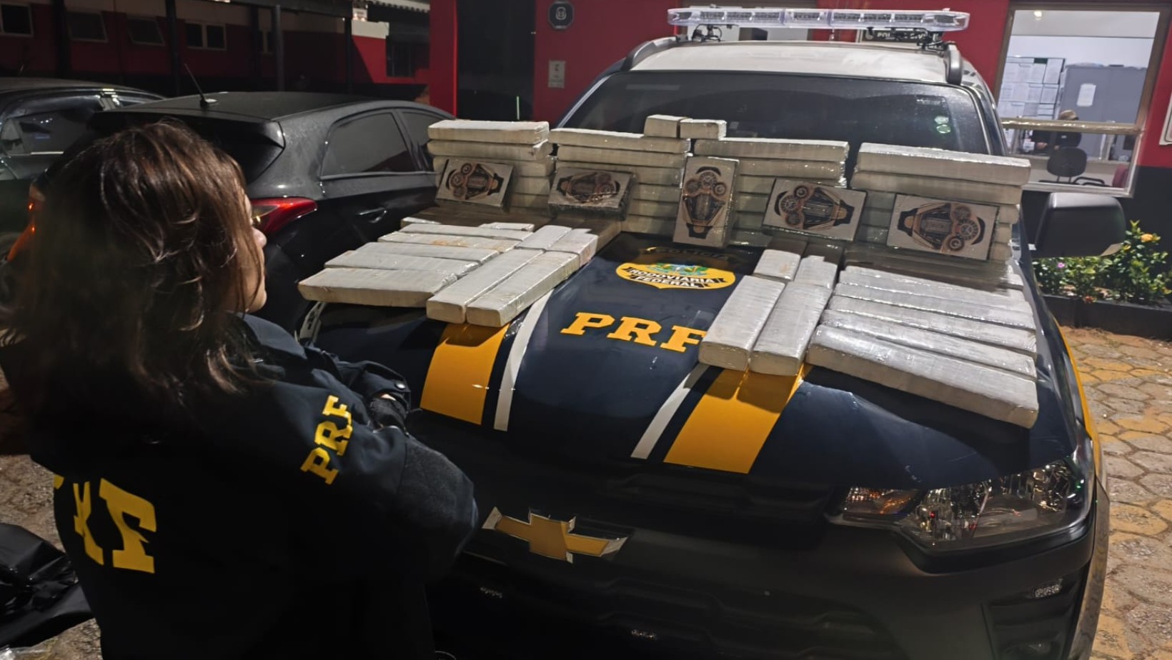 PRF apreende quase 55 kg de drogas na Rodovia Fernão Dias em Vargem