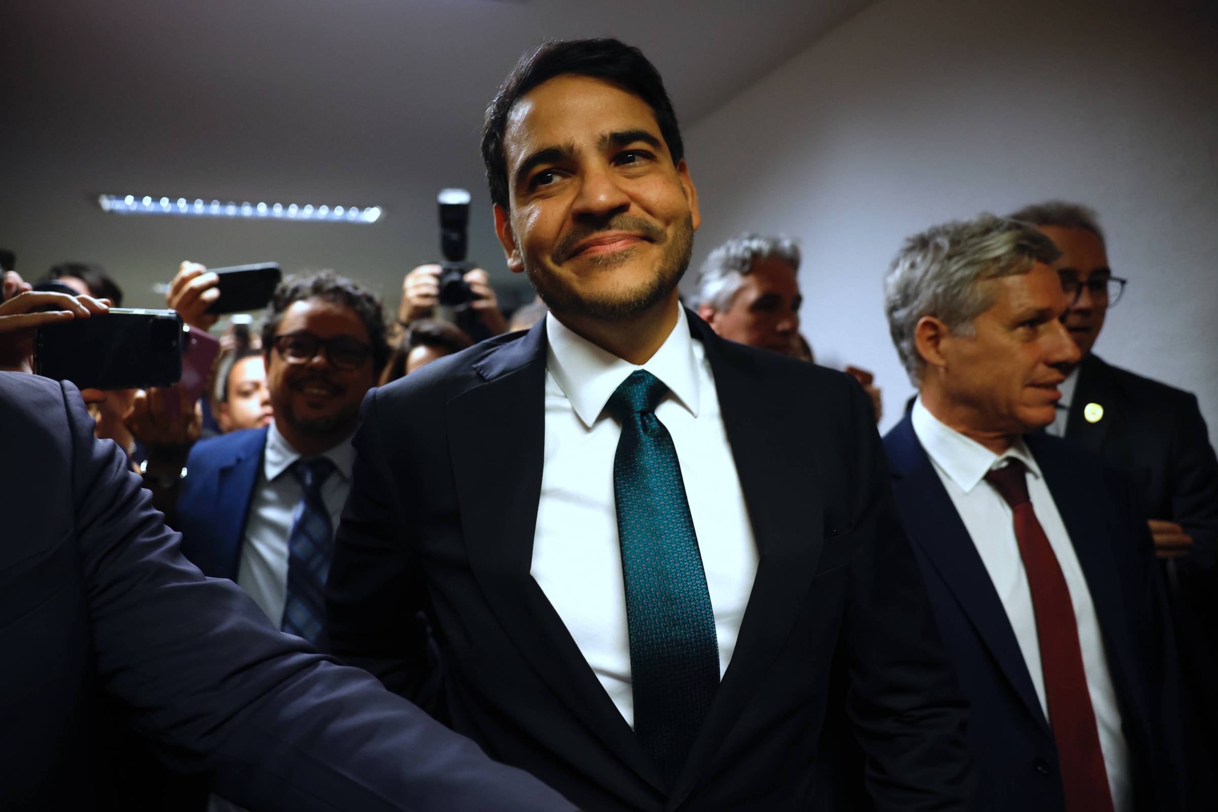 Projeto aumenta poderes da AGU e permite que Messias atue até em matérias do BC