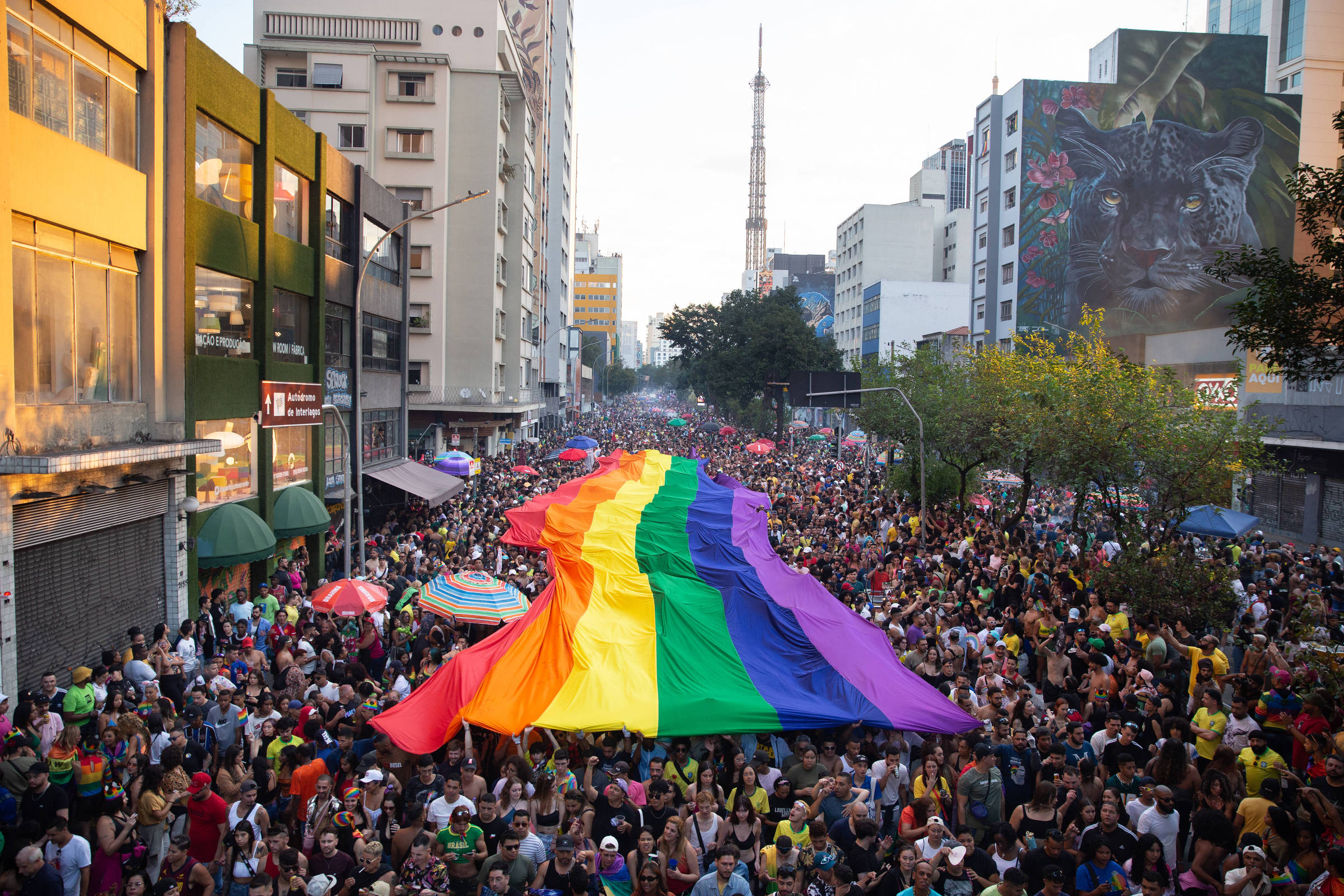Parada do Orgulho LGBT+ promove debate sobre uso de drogas