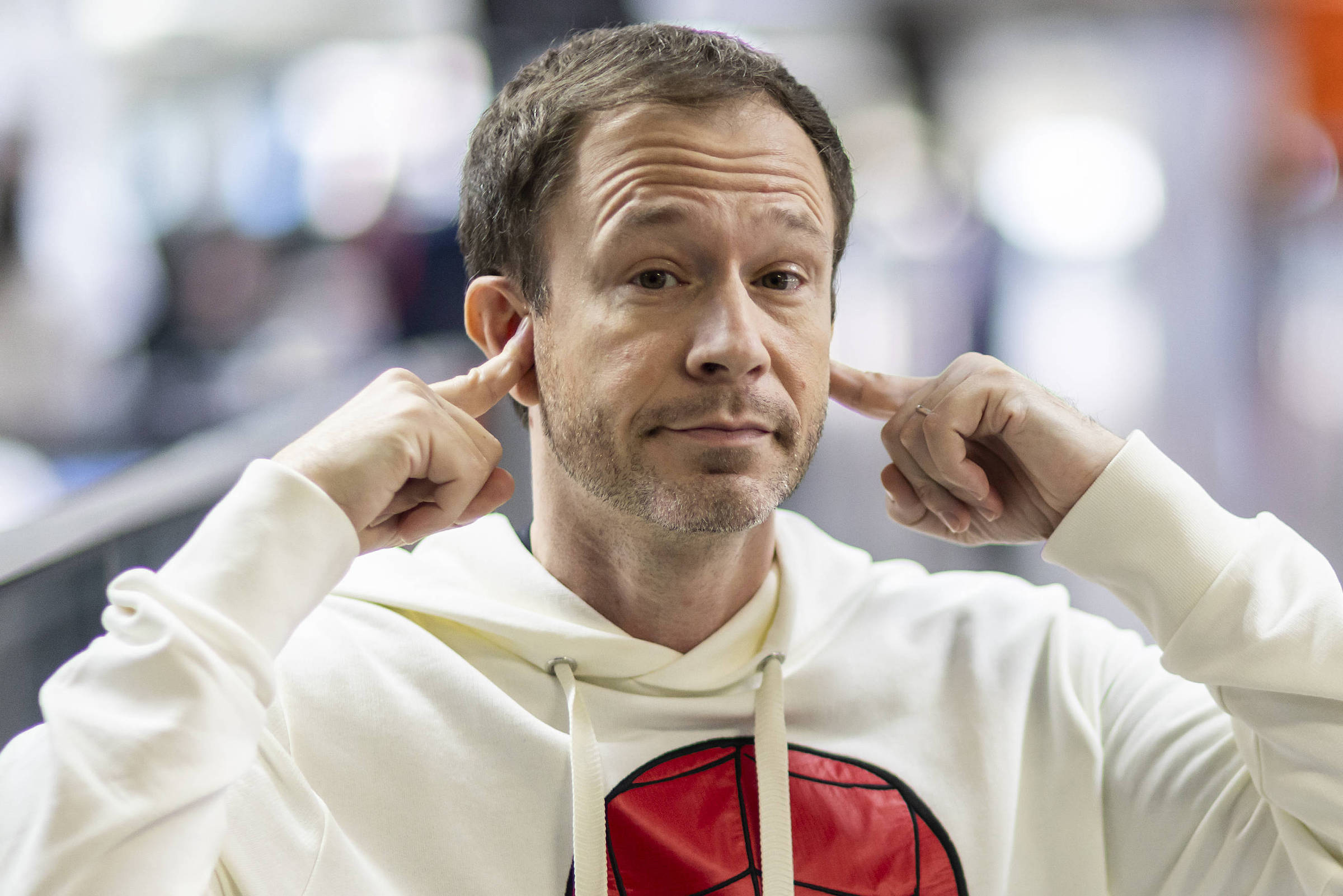 Tiago Leifert rebate críticas e diz realizar sonho com Copa no SBT: 'Sempre quis ser narrador'