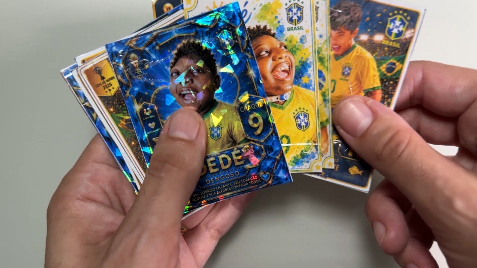 Família cria álbum inspirado na Copa do Mundo para registrar história dos filhos com deficiência em Jacareí