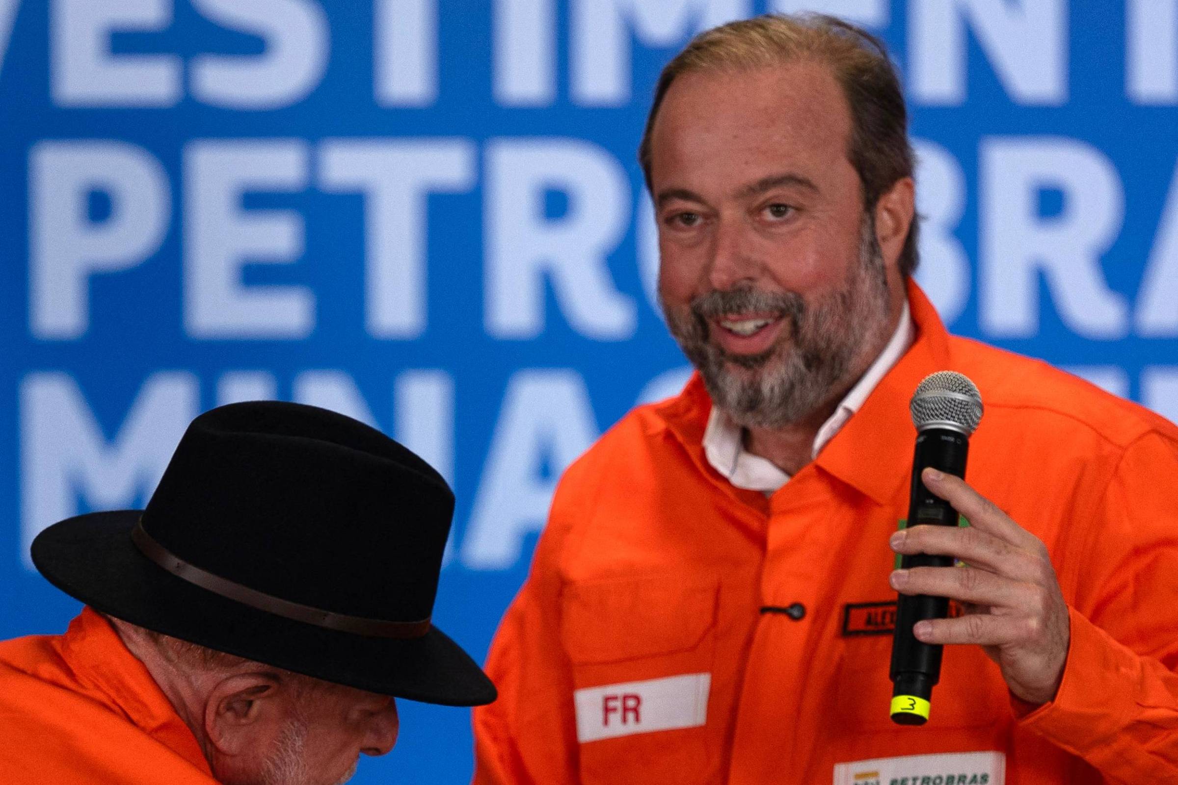 Oposição cobra ministro de Minas e Energia sobre atuação da Petrobras na crise do diesel